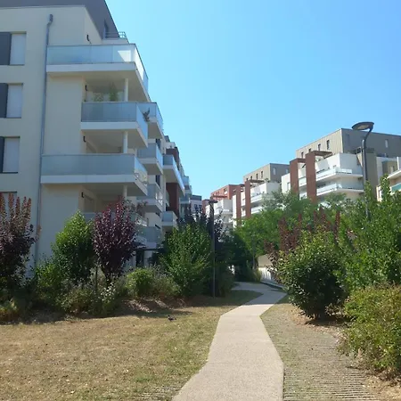69a - Cosy Ideally Located Gerland *