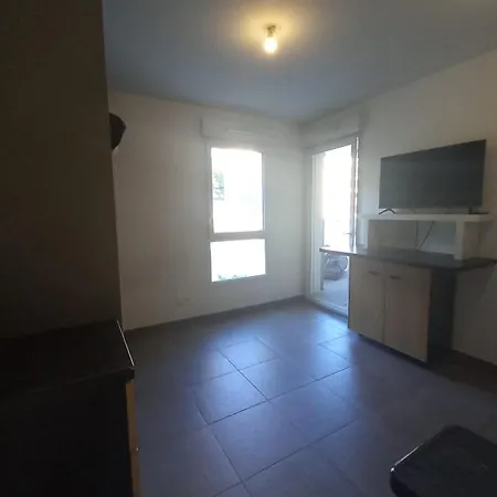 69a - Cosy Ideally Located Gerland *
