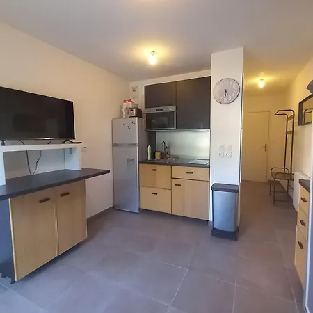 69a - Cosy Ideally Located Gerland Apartment